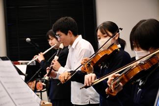 附設高校器楽同好会による演奏