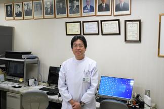 歴代の講座主任の写真の前で