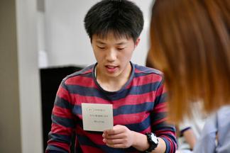 取り札を取った後は、裏面の解説を参加者で共有し、学びを深めます