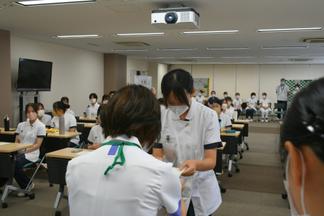 参加者一人ひとりに辞令を手渡す山本看護部長