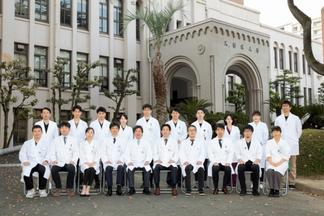 大学医局員との集合写真（2022年）