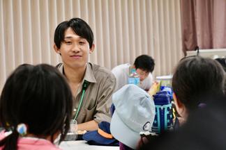 一緒にお話ししながらお昼ごはん