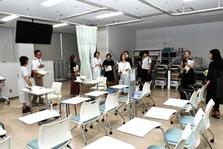生理実習室。充実した機器を見て感心されています
