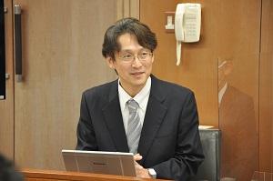 プロジェクトの概要について話す上田教授