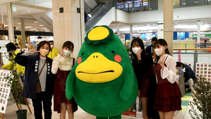 絣の魅力を発信する「絣藍ドル・あいくる」が久留米植木まつりをPR