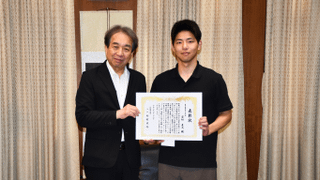 人命救助に貢献した岩切さんに学生表彰を学長より授与