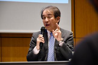 参加者にメッセージを送る内村学長