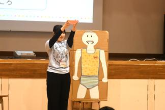 人形を使ってプライベートゾーンを説明