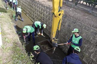 排水路の土砂を取り除く作業