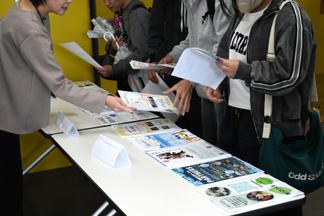 ボランティア活動の情報を求めて多くの学生が参加