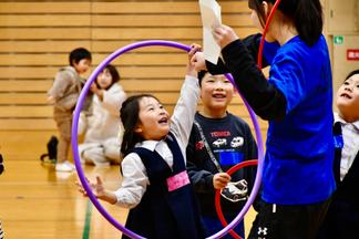 フラフープをお姉さんに「はい！」