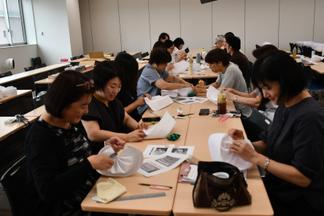 猛暑の8月に縫製を行う看護学科教員