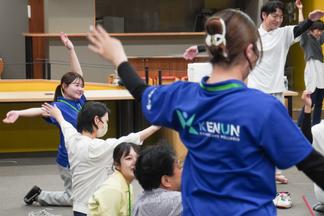 指導を学生がサポートしました