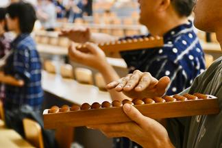 実際の踊りで使用されるそろばんの紹介も