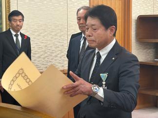 佐藤県知事より勲章が手渡されました