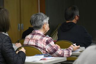 資料を手にしながら学びを深める参加者