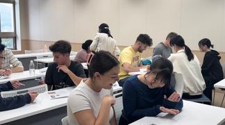 外国語教育研究所、ランブクピティヤ准教授による日本語の講義の様子