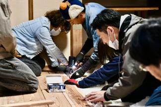 床板をビスで固定します