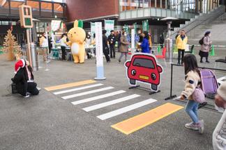 手をあげて横断歩道を渡るアトラクションでスタート