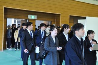 話を聞きたい企業ブースを目指す学生たち