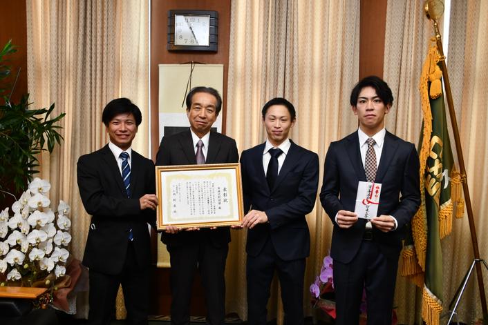 左から石崎さん、内村学長、東郷さん、福田さん