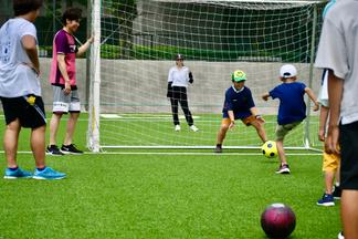 グラウンドでサッカー、先生は大学生