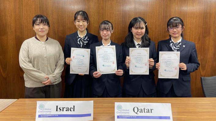 （左より）岩﨑聡子先生（英語科、ESS部指導）、馬場さん、有働さん、吉田さん、寳地さん