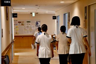 グループに分かれて病棟での体験を行う参加者