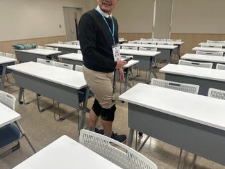 『ひざトレーナー』を試着した研修生