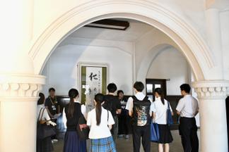 登録有形文化財の大学本館を見学する参加者