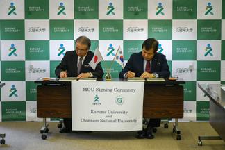 協定書にサインする内村学長と全南大学のジョン・ソンテック総長