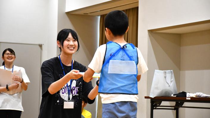 学生スタッフが子どもの頑張りを称え表彰しました