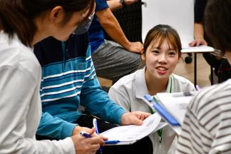 参加者に声掛けをする学生