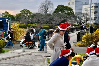 たくさんの人が行き交う会場周辺