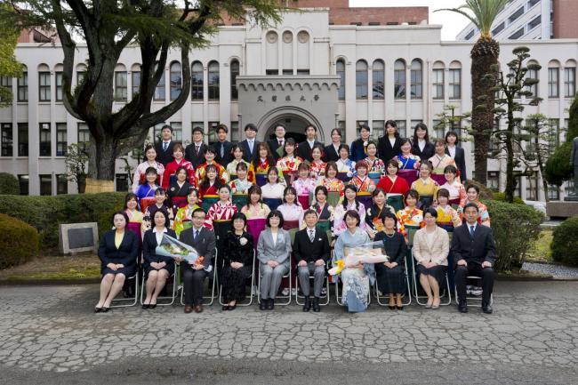 記念撮影…明け方まで降っていた雨もあがり、危ぶんでいた野外での撮影ができました！