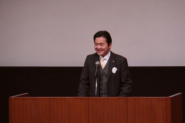 挨拶する加治小郡市長