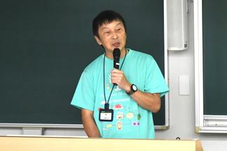 ガイダンスで学科説明をする西昭徳学科長