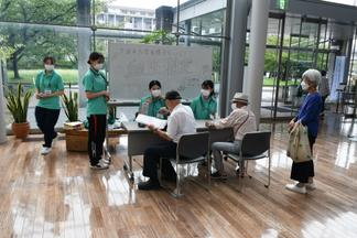 本学看護学科の学生による血圧測定コーナー   