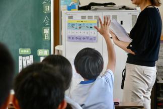 気になることについて質問をする児童