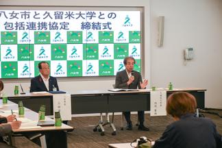 調印式で取り組みを説明する内村学長
