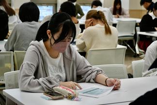 課題についての説明を受ける学生たち