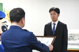 感謝状を授与される高倉さん