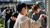 学生向けシェアハウス「ウメニワ」で雨戸のDIY塗装ワークショップを開催