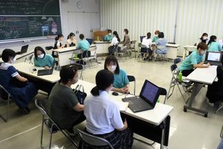 学生による学生生活相談・学科紹介