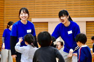 笑顔で子どもたちに接する学生たち