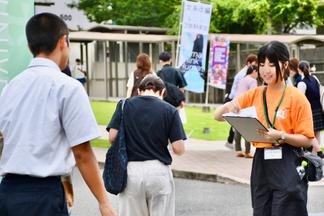 参加者を迎える学生スタッフ