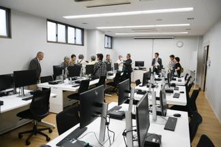 バイオ統計学、AI機械学習などのコンピュータ演習を行うデータアナリティクスラボ