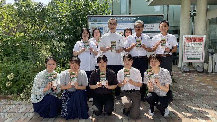 (後列左から:医療センター)原﨑看護部長、秋葉師長、惠紙病院長、丸山師長、林田事務部長、成瀬管理課長 (前列左から:文学部情報社会学科ほとめきプロジェクトメンバー)江藤教授、中田さん 、木下さん、草留さん、中野さん