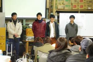 活動の主旨を説明する望月さんと学生たち