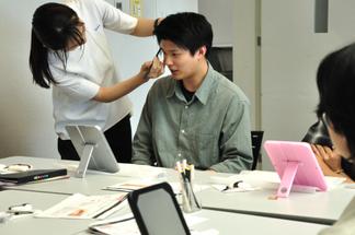 少し眉を整えるだけで印象が変わったと男子学生も驚く様子